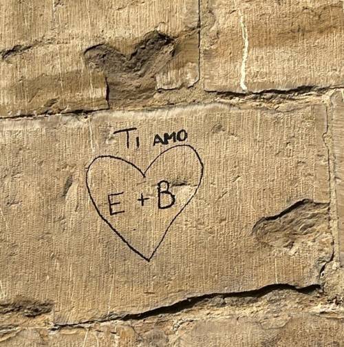 Una delle scritte realizzate su Ponte Vecchio in passato da alcuni giovani